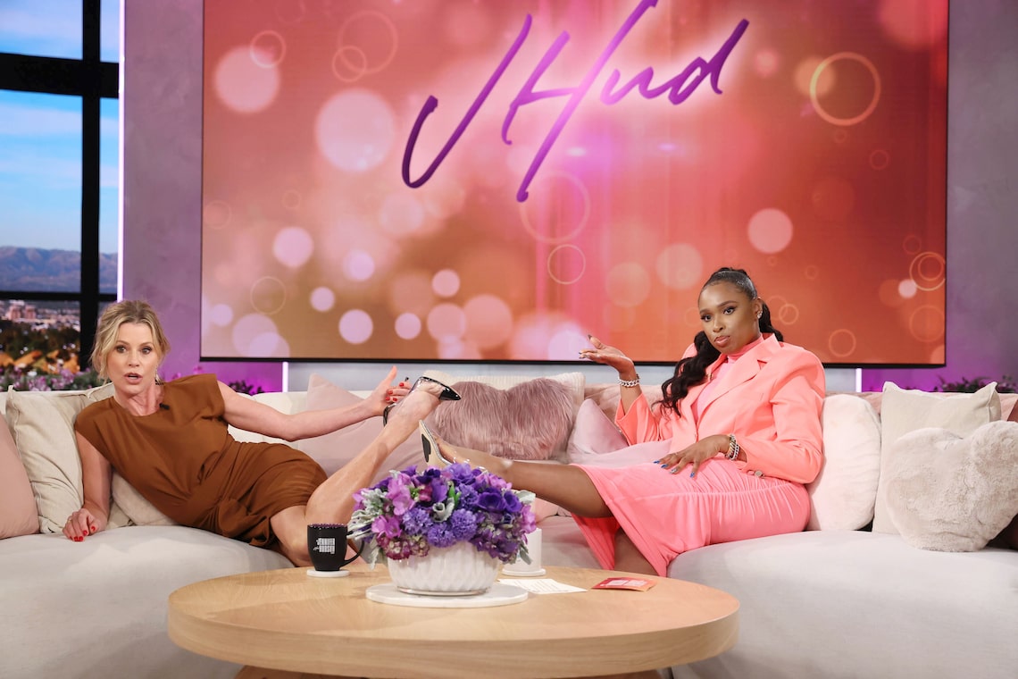 Julie Bowen and Jennifer Hudson compare footwear on the March 30 episode of the show.