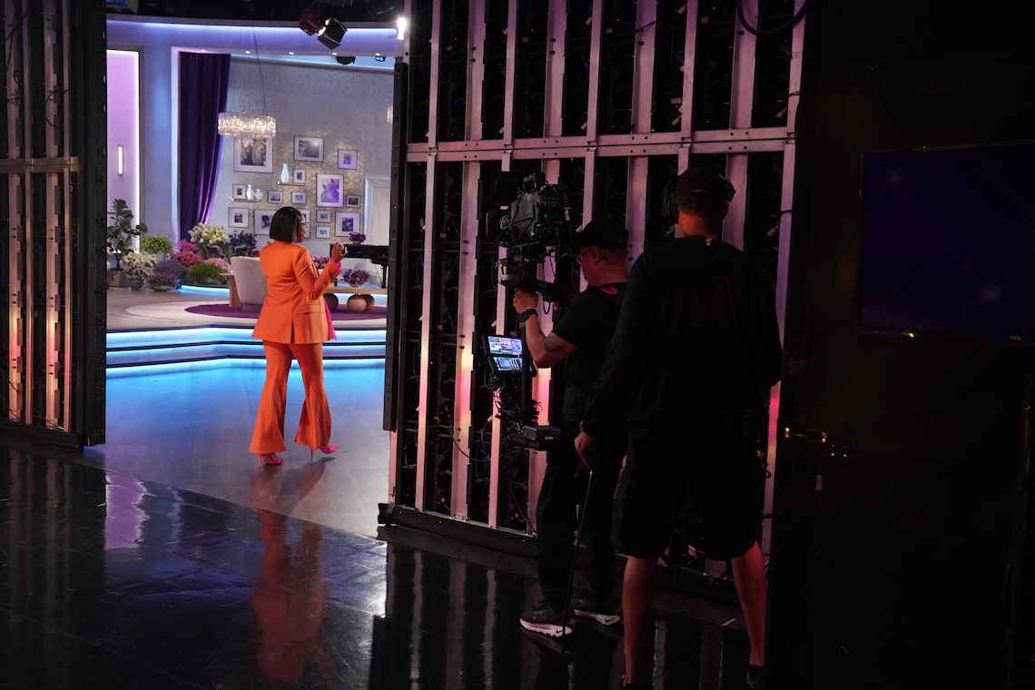 Jennifer walking out to greet the audience!