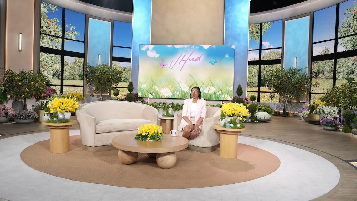 Jennifer Hudson isn’t the only one who likes to get dressed up! The set designers at “The Jennifer Hudson Show” love to spruce up the show's set depending on the time of year. See how JHud’s House is changing with the seasons!